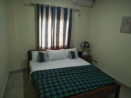 1 habitación, decoración personalizada, muebles diferentes y escritorio 