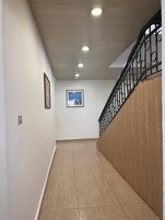 1 habitación, decoración personalizada, muebles diferentes y escritorio 