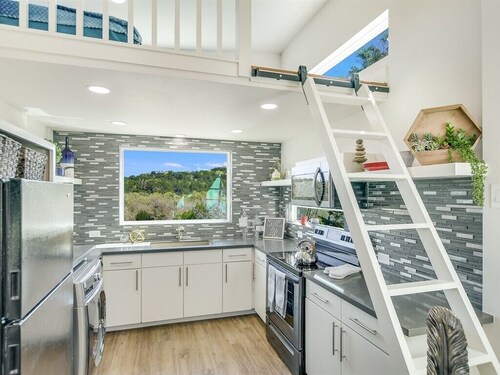 Tree House Tiny Home W Hot Tub