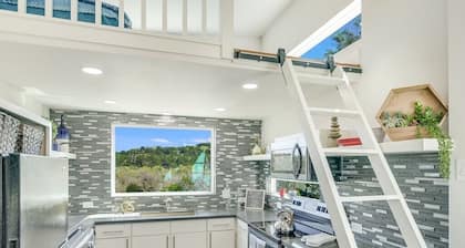 Tree House Tiny Home W Hot Tub