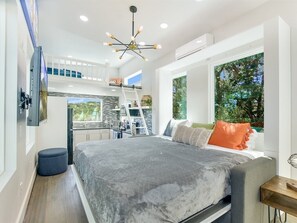 1 habitación, camas con efecto memoria y tabla de planchar con plancha