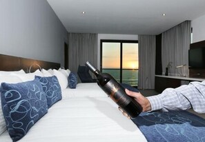 Junior suite, 2 queensize bedden | Een minibar, een kluis op de kamer, individueel gedecoreerd