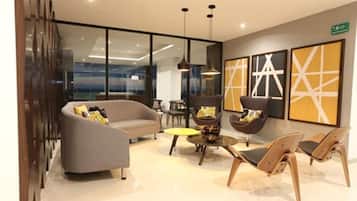 Coin salon dans le hall