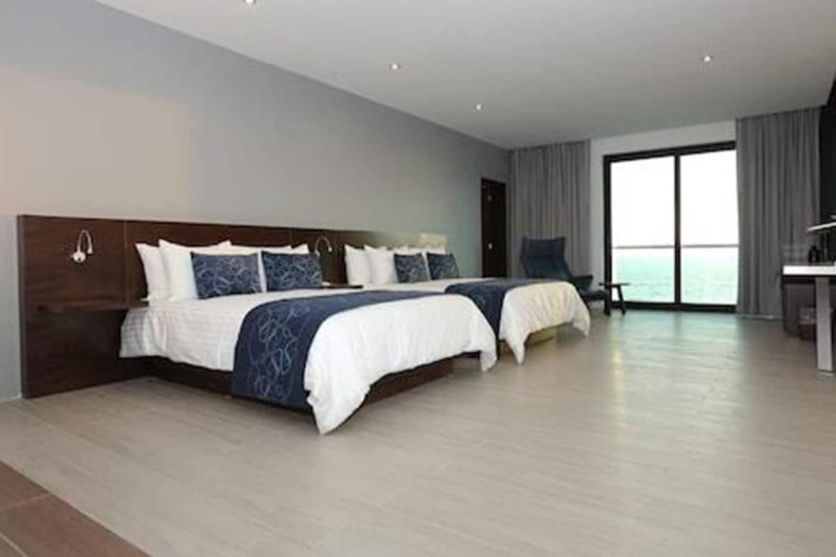 Suite junior, 2 camas de matrimonio | 1 dormitorio, minibar, caja fuerte y decoración individual