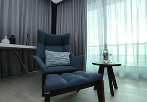 普通套房, 2 張加大雙人床 | 起居區 | 平面電視