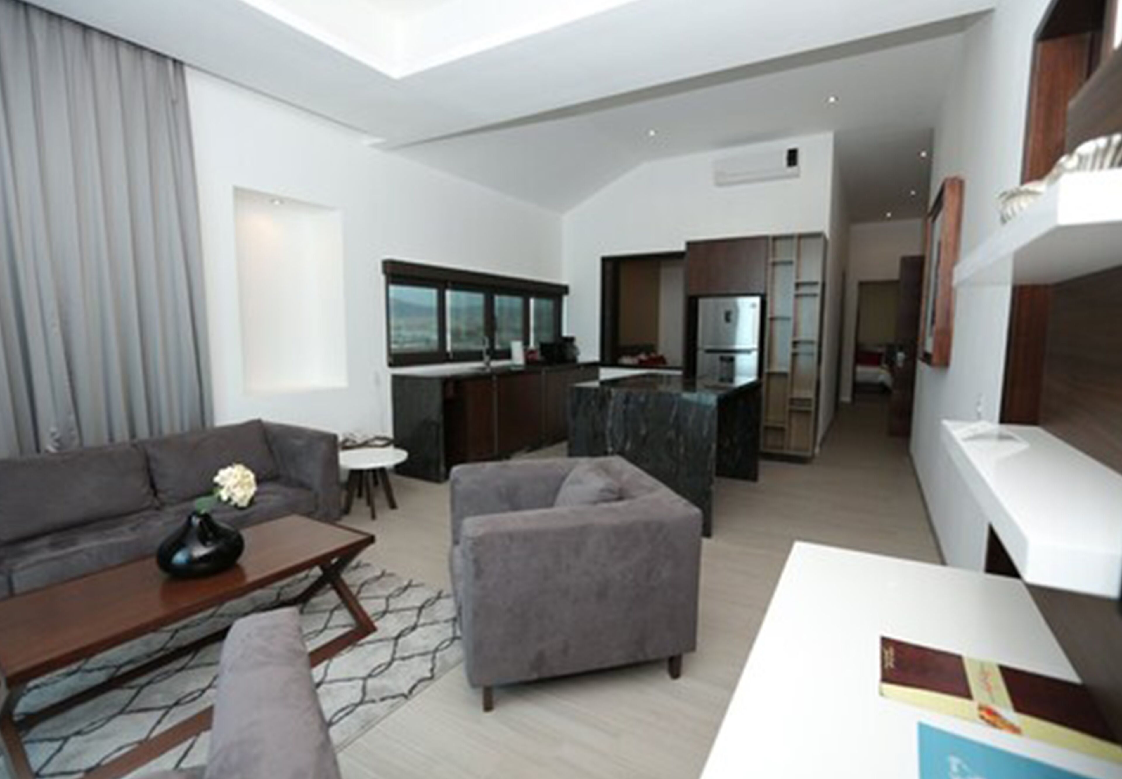 Habitación triple Premium | Área de sala de estar | Televisión de pantalla plana 