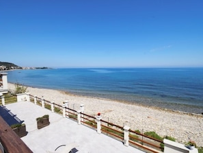 Una spiaggia nelle vicinanze