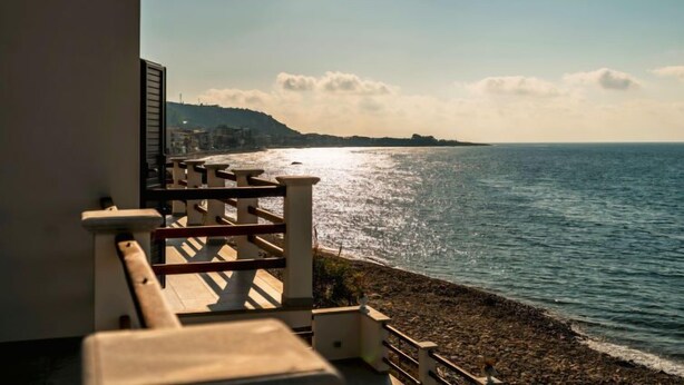 A balcony with a view of the sea and a distant coastline. - Apartment Pinta by Interhome (Marina di Caronia)