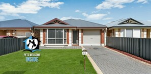 Exterior - 2C Plymouth St, Aldinga Beach - Coastal Vibe 4 Beds, 2 Bath Home | Short Walk to the Beach (Aldinga Beach)
