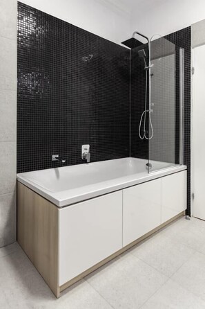Douche, douche à « effet pluie », sèche-cheveux, serviettes fournies