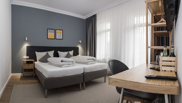 Minibar, escritorio, espacio para trabajar con laptop y insonorización