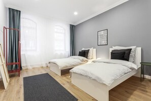 ميني بار ومكتب ومساحة عمل للكمبيوتر المحمول وتجهيزات عازلة للصوت