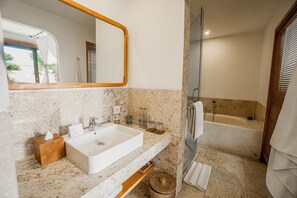 Separate tub and shower, rainfall showerhead, free toiletries - Sabana Ubud (Ubud)