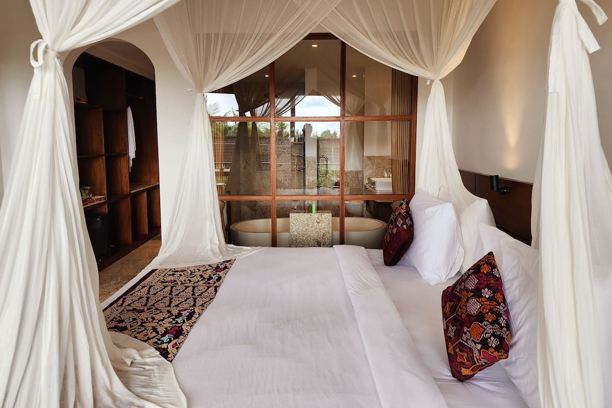 Un dormitorio con una cama grande, una ventana y vistas al exterior.