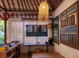 Breakfast, lunch and dinner served