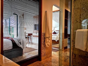 Deluxe Room | Bathroom | Separate tub and shower, rainfall showerhead, free toiletries