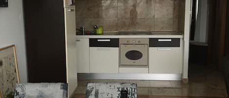 Refrigerador, horno, parrilla de estufa y tetera eléctrica
