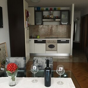 Fridge, oven, stovetop, electric kettle