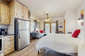 Iron/ironing board, Internet, bed sheets - Centrally located studio with shared hot tub - walk to lifts/Main Street (Park City)