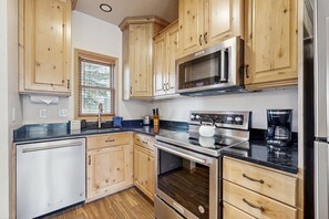 Fridge, microwave, oven, stovetop - Centrally located studio with shared hot tub - walk to lifts/Main Street (Park City)