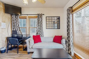 TV, DVD player - Centrally located studio with shared hot tub - walk to lifts/Main Street (Park City)