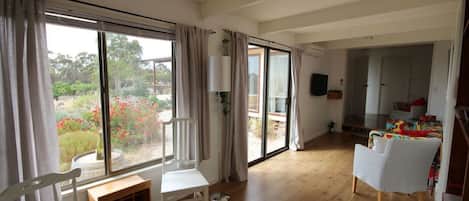 2 slaapkamers, een strijkplank/strijkijzer, gratis wifi, beddengoed