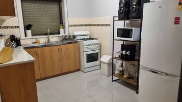 KĂŒhlschrank, Mikrowelle, Ofen, Herdplatte