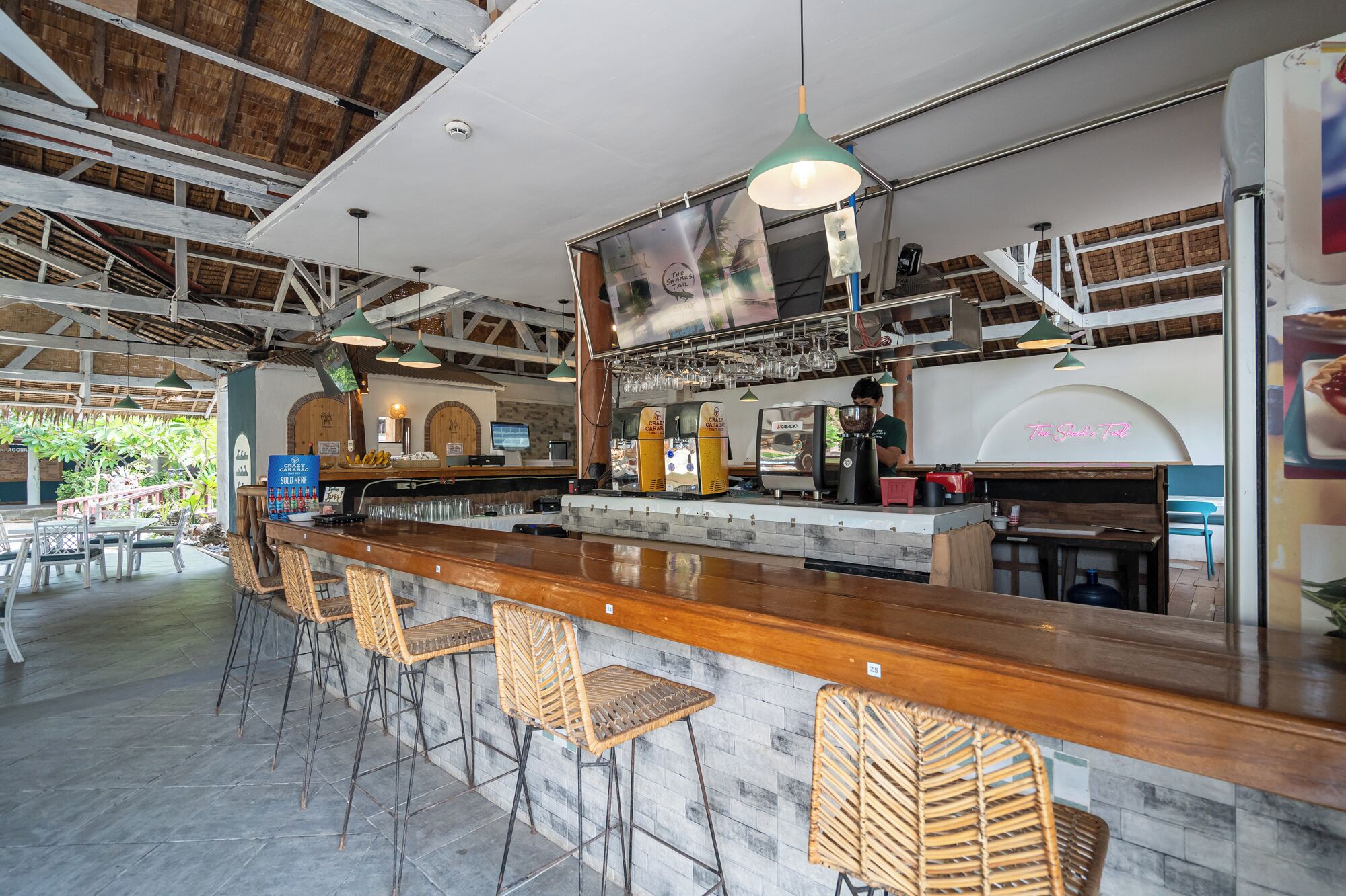 2 bars/lounges