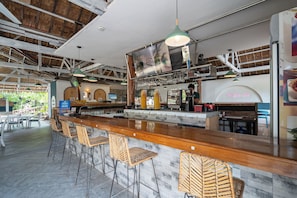 2 bares o lounges 