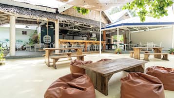 2 Bars/Lounges