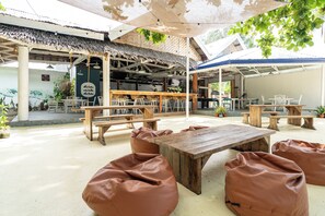 2 bars/lounges - The Sharks Tail Dive Resort (Daanbantayan)
