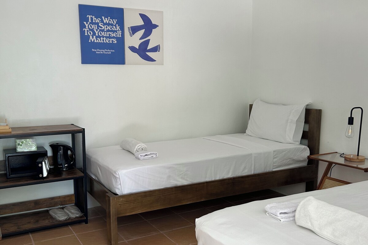 Standard Twin Room (A/C) | Desk, laptop workspace, bed sheets