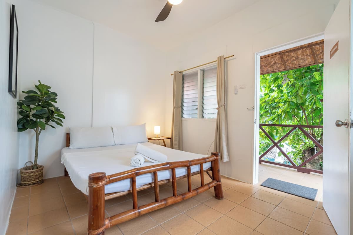 Escritorio, espacio para trabajar con laptop y ropa de cama