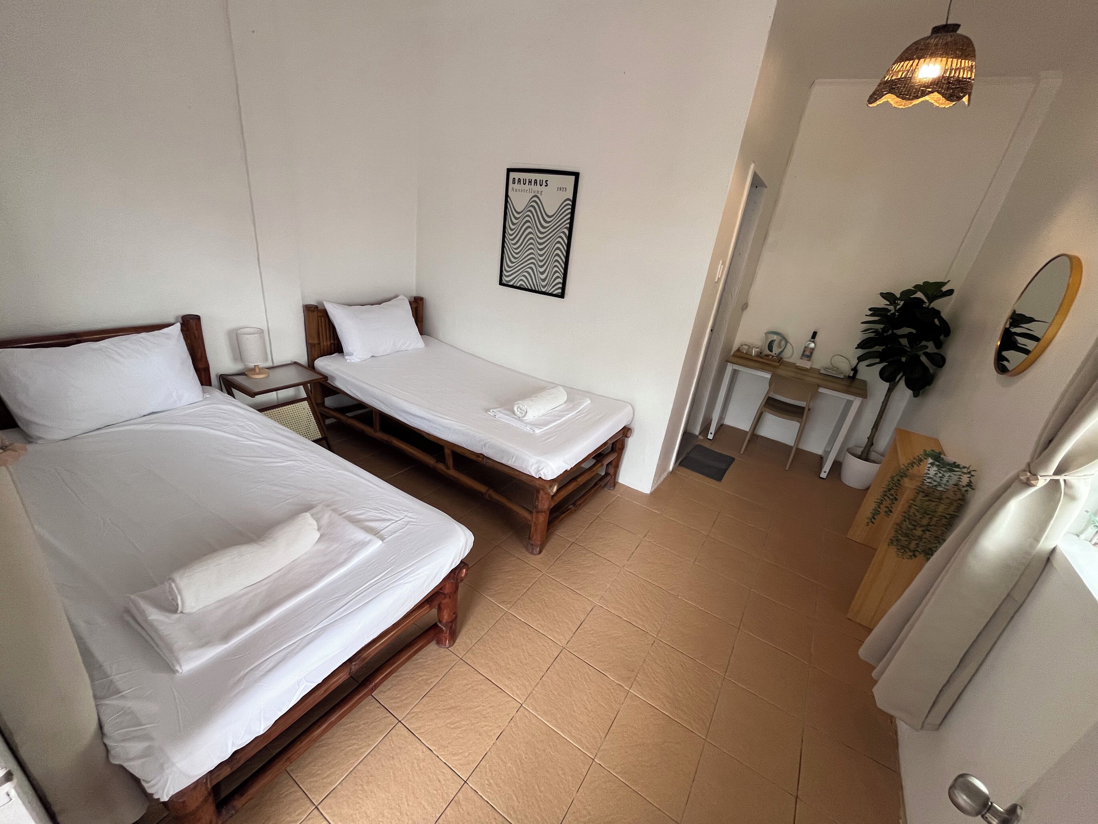 标准双床房, 2 张单人床, 空调 | 办公桌、笔记本电脑工作区、床单