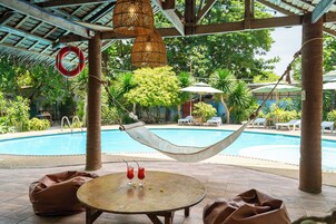 Una piscina al aire libre