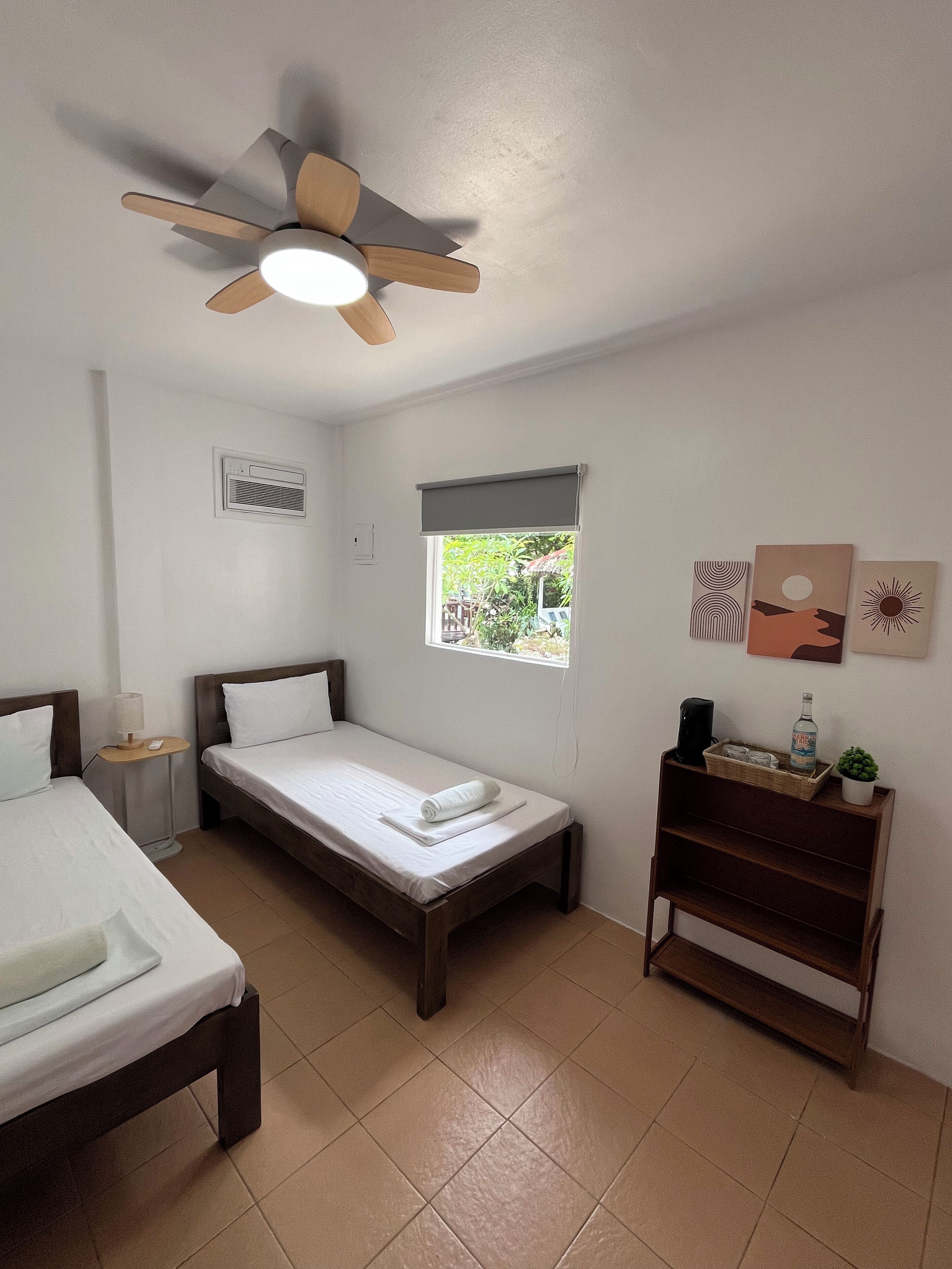 经济双床房, 2 张单人床, 空调 | 办公桌、笔记本电脑工作区、床单