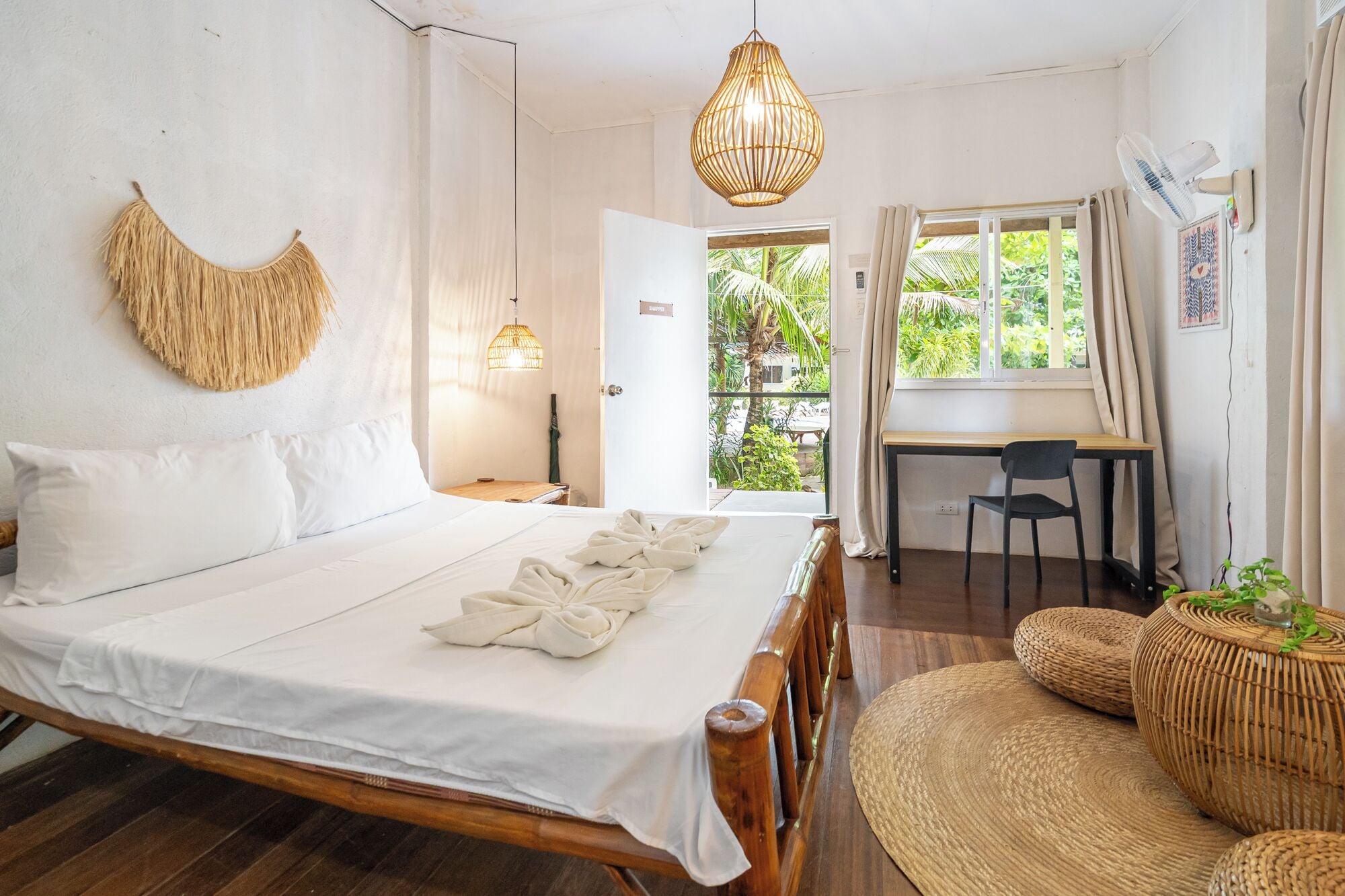 华丽客房 (A/C) | 迷你吧、床单