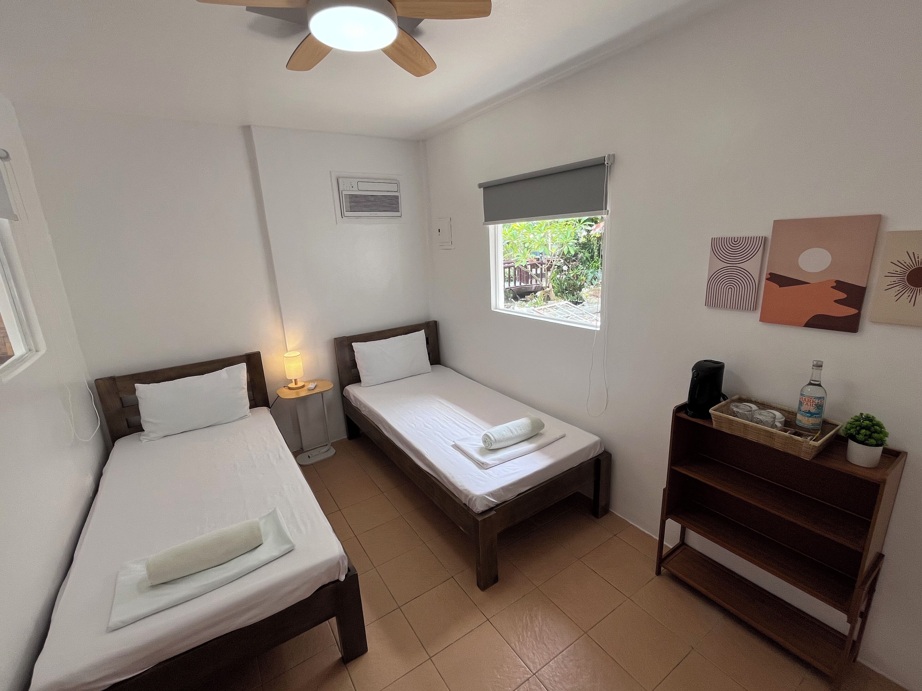 Escritorio, espacio para trabajar con laptop y ropa de cama 