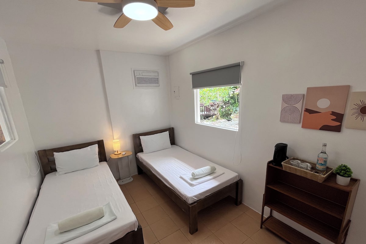 Escritorio, espacio para trabajar con laptop y ropa de cama