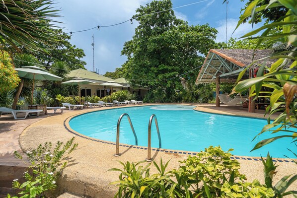 Outdoor pool - The Sharks Tail Dive Resort (Daanbantayan)