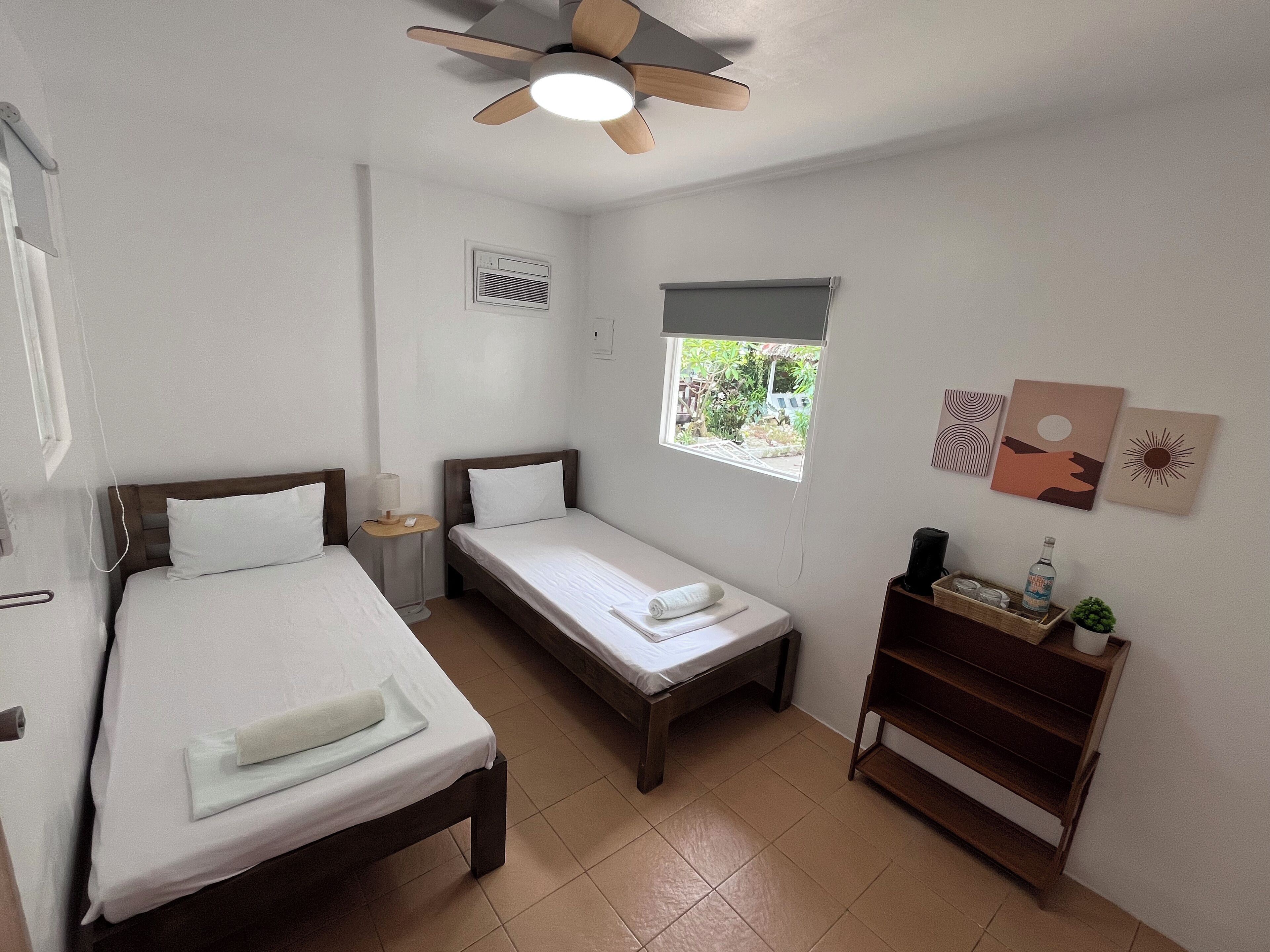 Kahden hengen economy-huone (kaksi sänkyä), 2 yhden hengen sänkyä, ilmastointi | Vuodevaatteet