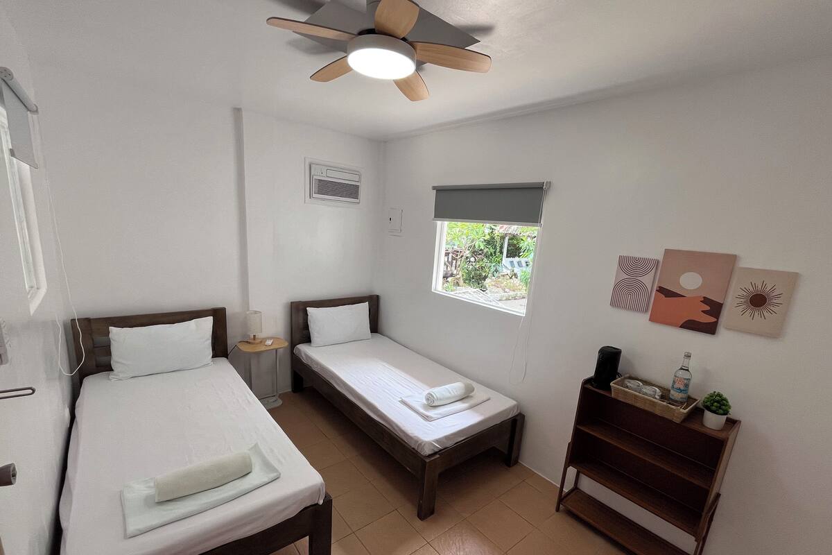 Kahden hengen economy-huone (kaksi sänkyä), 2 yhden hengen sänkyä, ilmastointi | Vuodevaatteet