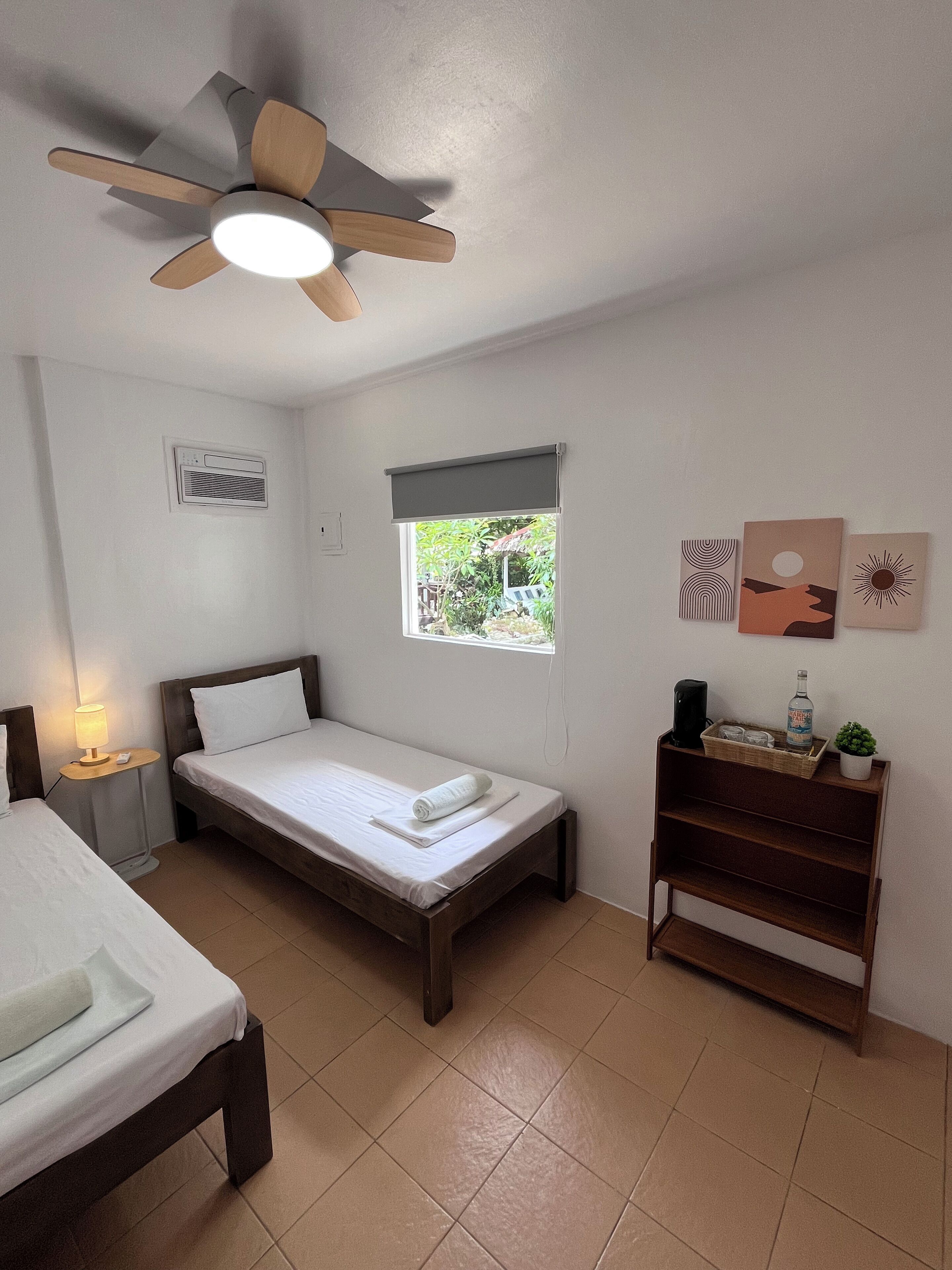 Kahden hengen standard-huone (kaksi sänkyä), 2 yhden hengen sänkyä, ilmastointi | Vuodevaatteet