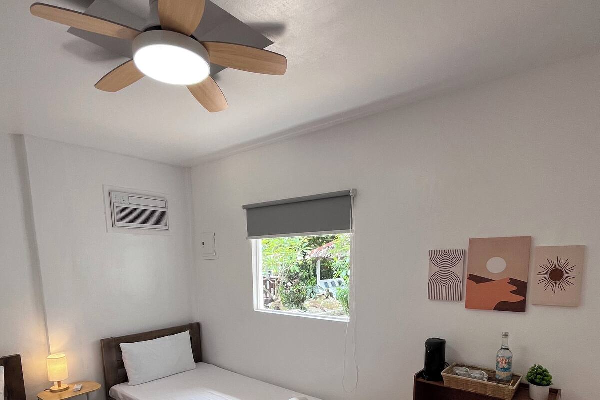 Kahden hengen standard-huone (kaksi sänkyä), 2 yhden hengen sänkyä, ilmastointi | Vuodevaatteet