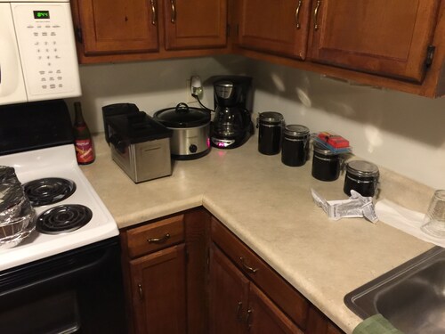 Belle maison calme juste à côté de l'autoroute américaine 301 adjacente à l'autoroute 95.