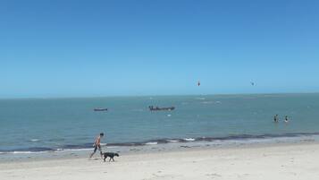Pantai di sekitar, pasir putih, dan 8 bar pantai