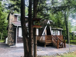 Exterior - Come and enjoy the Breath taking  Vacation cabin at  Pocono , PA (pocono lake)