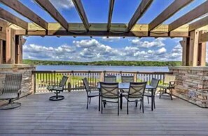 Outdoor dining - Come and enjoy the Breath taking  Vacation cabin at  Pocono , PA (pocono lake)