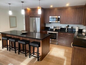 Frigorífico, microondas, horno y placa de cocina