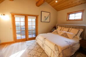 6 bedrooms, desk, iron/ironing board, travel cot